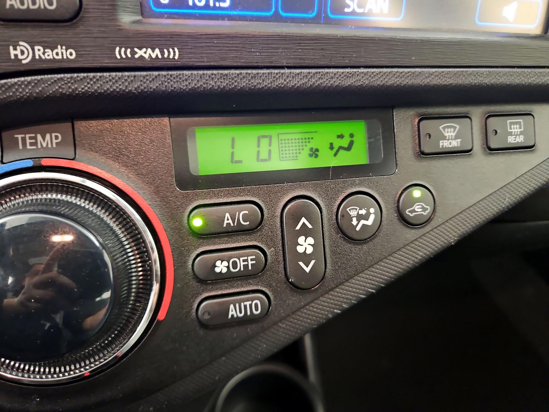 Thumbnail: 2014 Toyota Prius c - 15