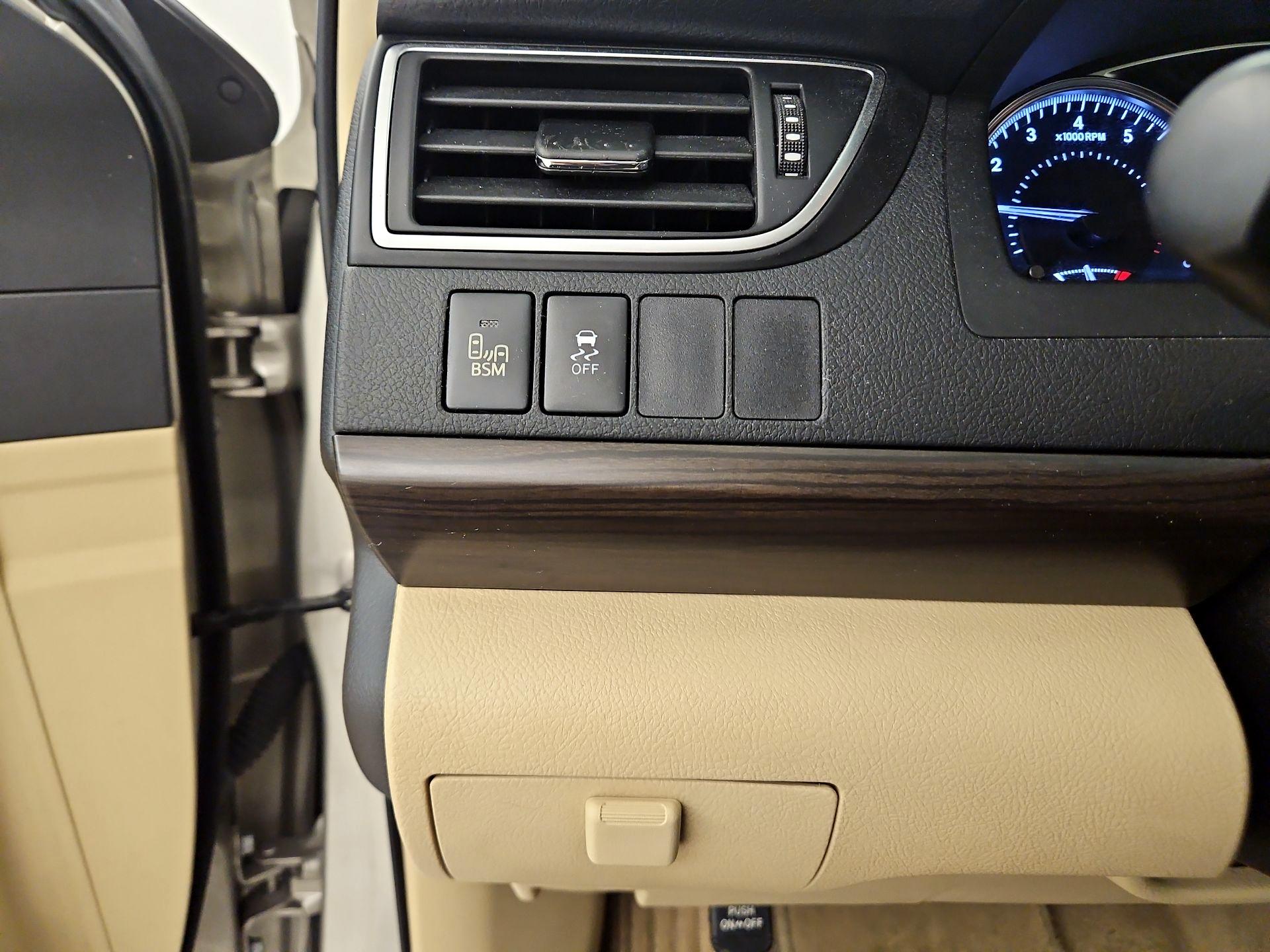 Thumbnail: 2015 Toyota Camry - 13