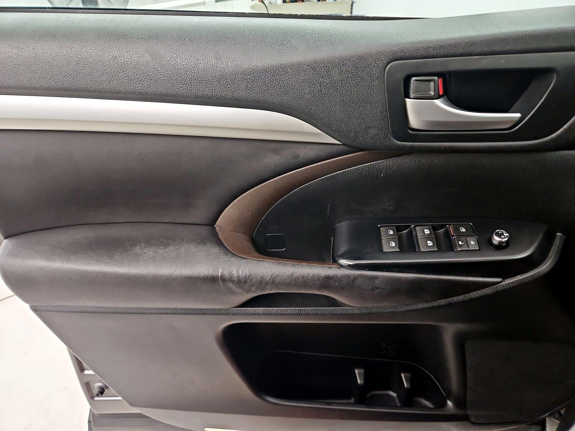 Thumbnail: 2016 Toyota Highlander - 12