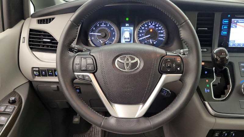 2016 Toyota Sienna XLE 10