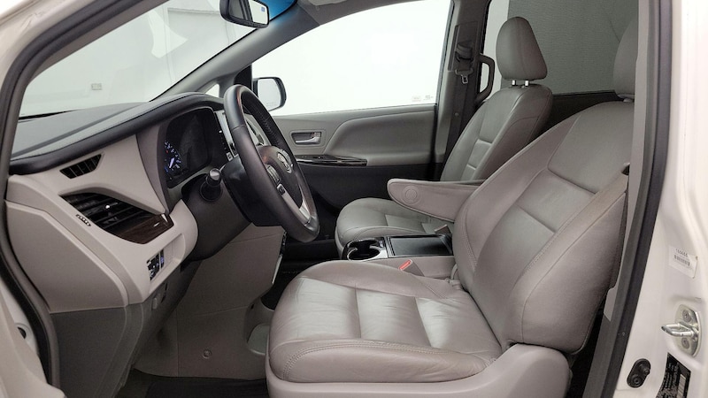 2016 Toyota Sienna XLE 11