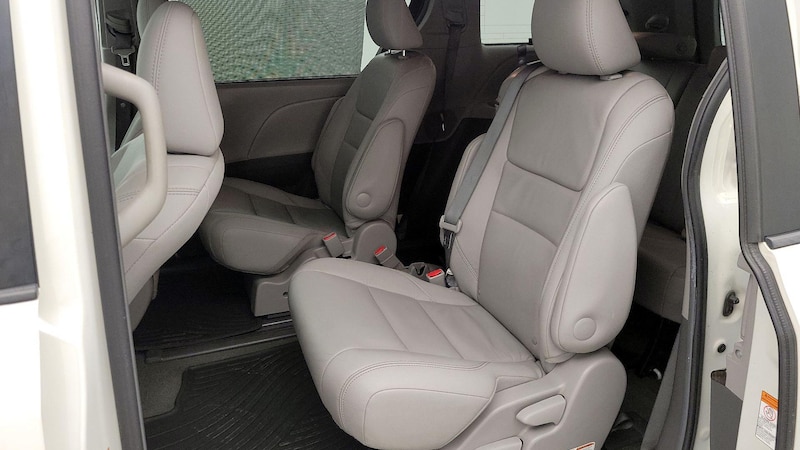 2016 Toyota Sienna XLE 21