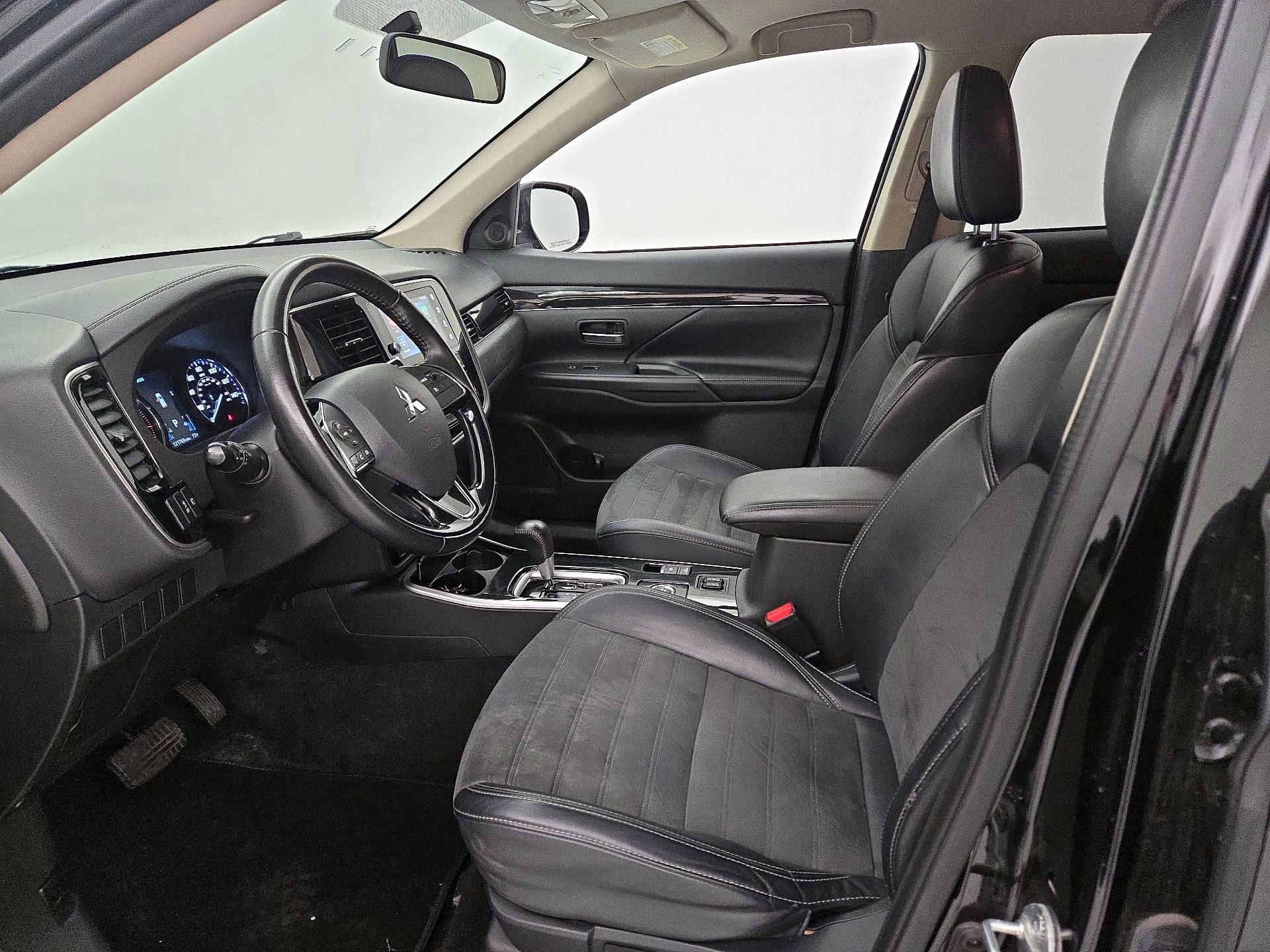 Thumbnail: 2019 Mitsubishi Outlander - 11