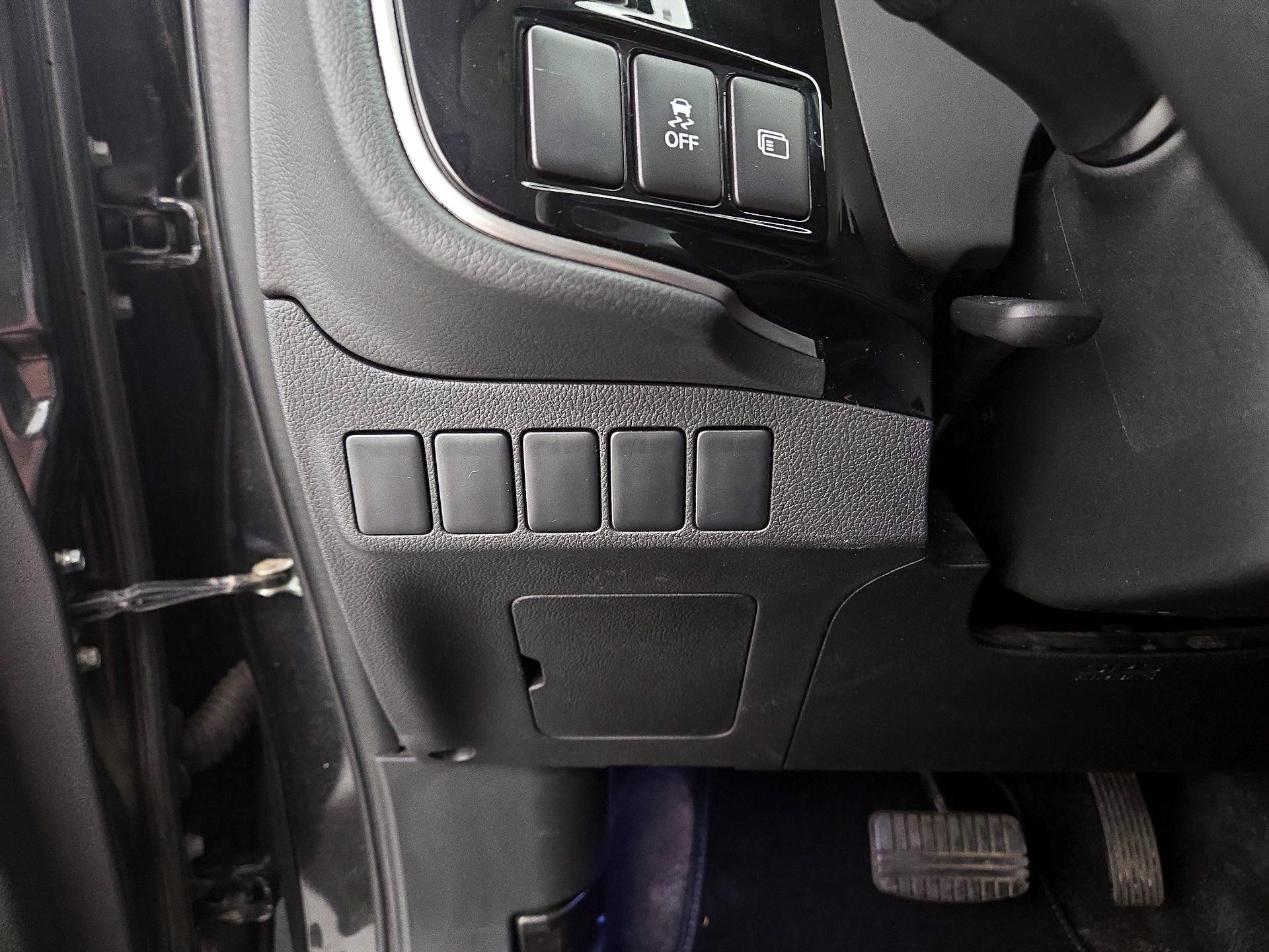 Thumbnail: 2019 Mitsubishi Outlander - 13