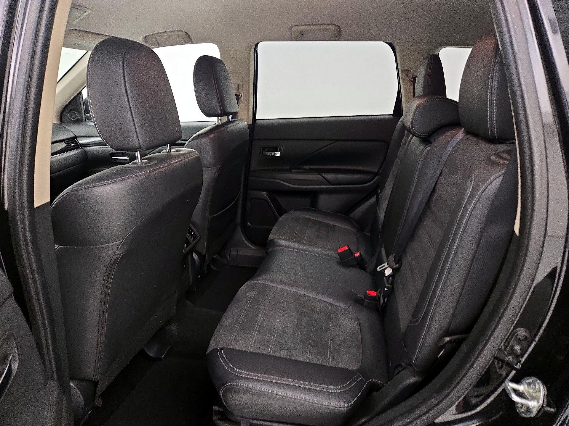 Thumbnail: 2019 Mitsubishi Outlander - 19