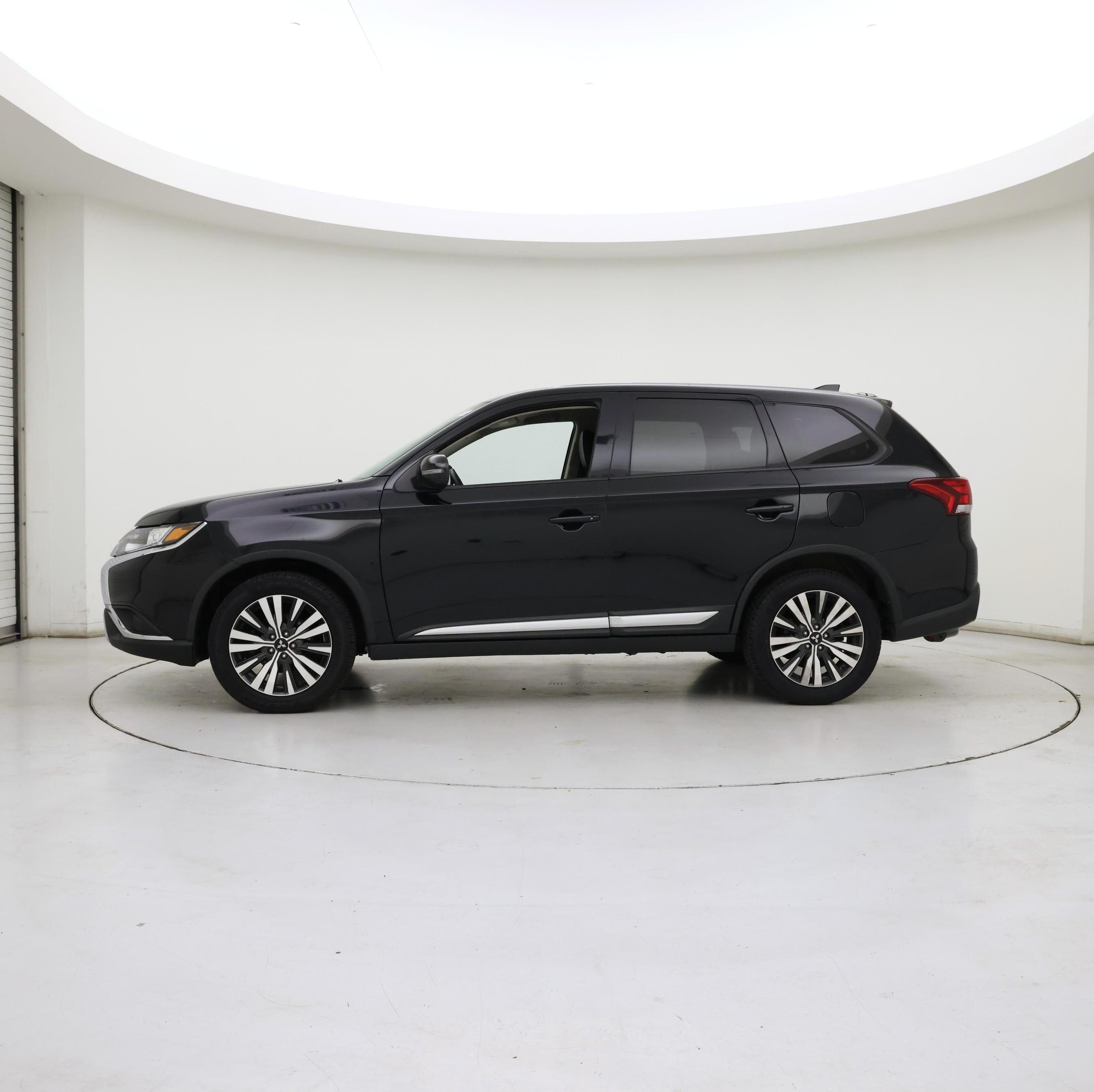 Thumbnail: 2019 Mitsubishi Outlander - 3