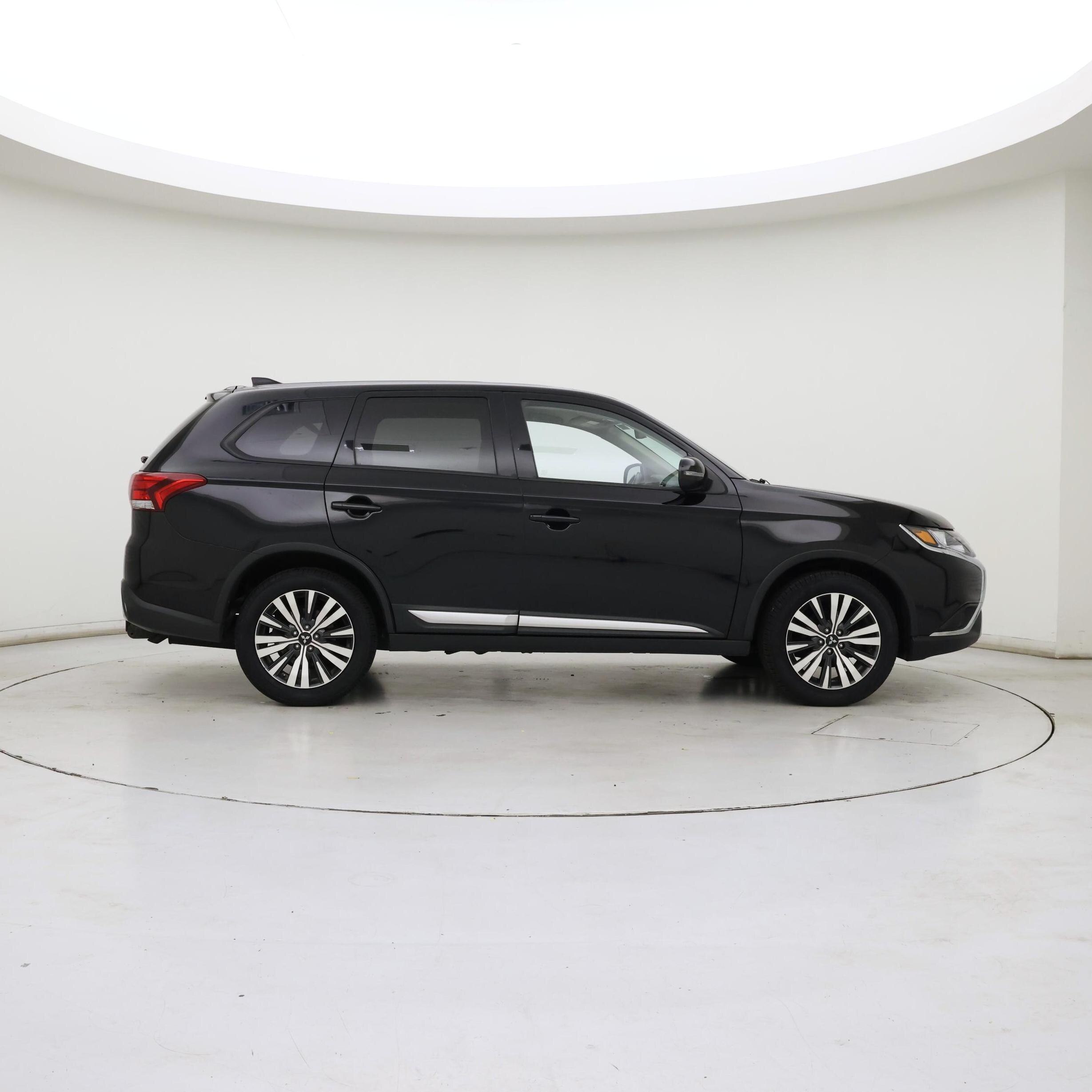 Thumbnail: 2019 Mitsubishi Outlander - 7