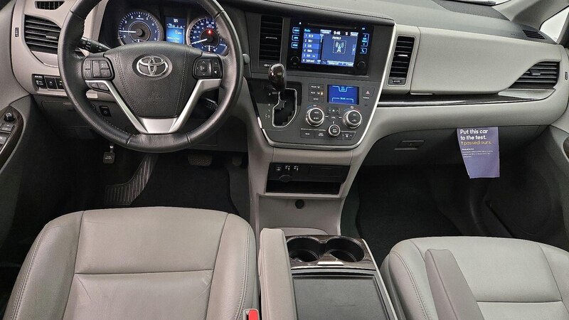 2017 Toyota Sienna XLE 9