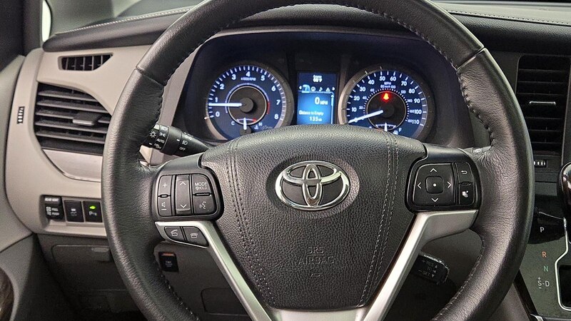 2017 Toyota Sienna XLE 10