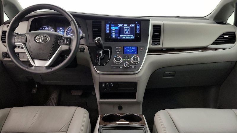 2015 Toyota Sienna XLE 9