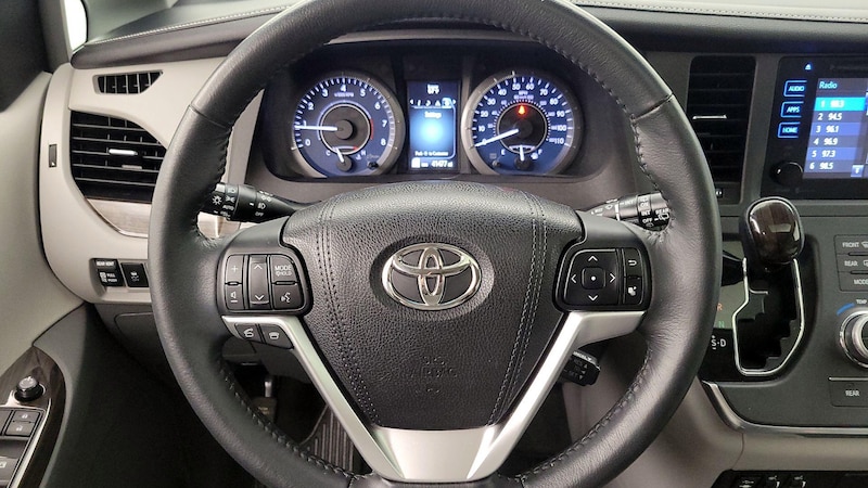 2015 Toyota Sienna XLE 10