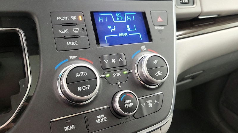 2015 Toyota Sienna XLE 16