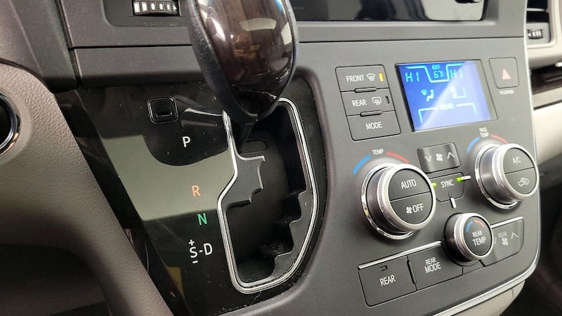 2015 Toyota Sienna XLE 17