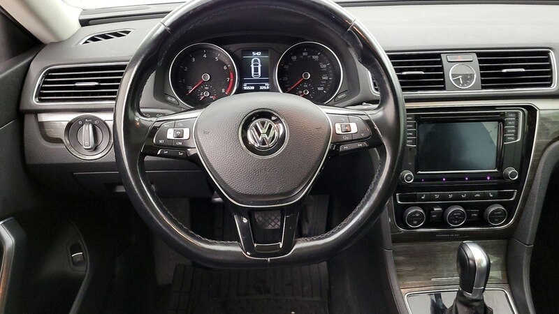 2016 Volkswagen Passat SE 10