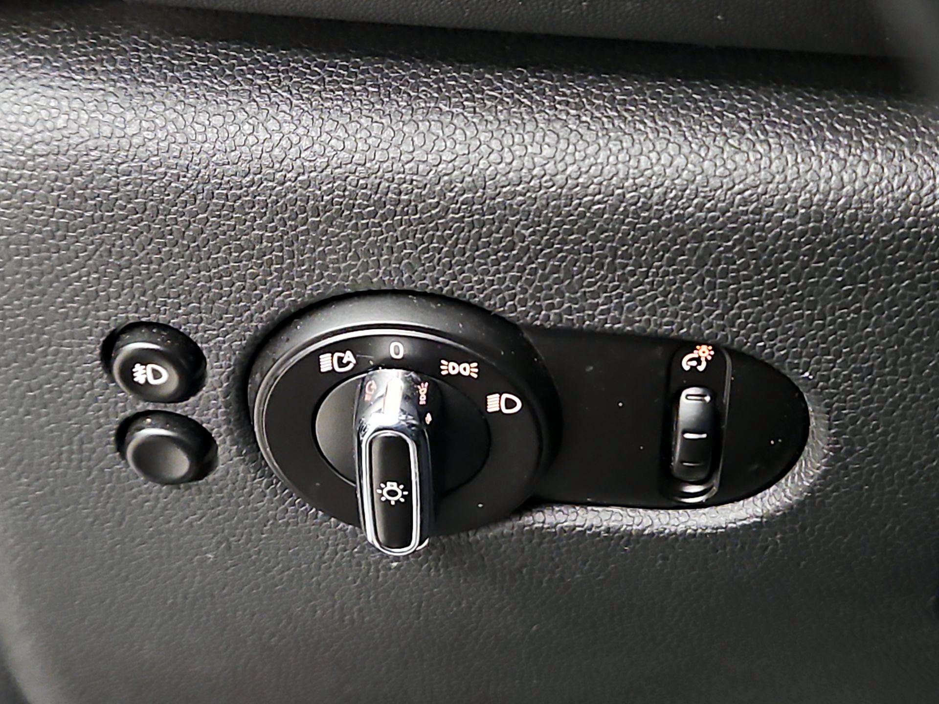 Thumbnail: 2015 MINI Cooper Hardtop - 13