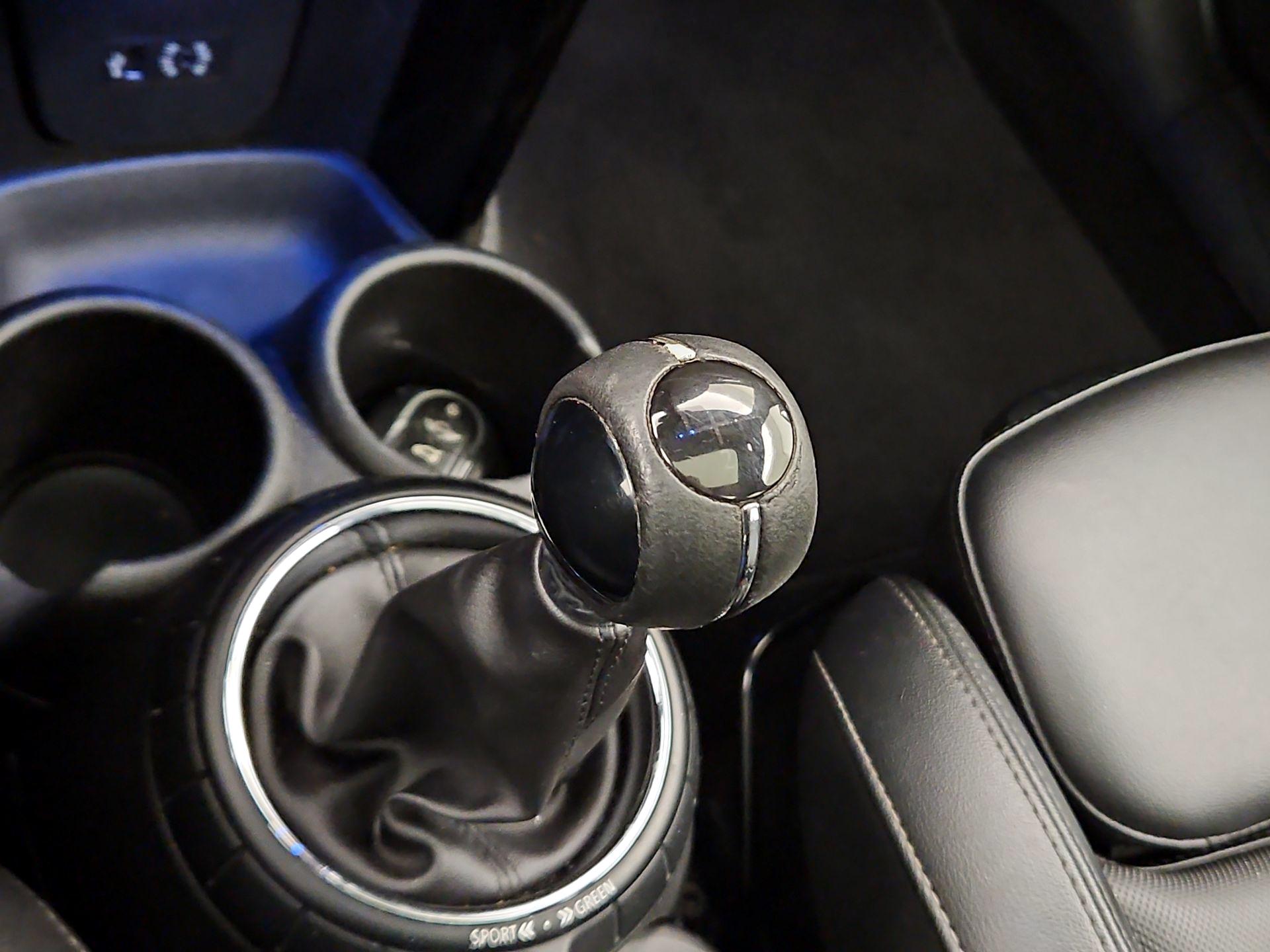 Thumbnail: 2015 MINI Cooper Hardtop - 16