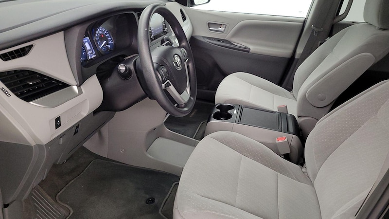 2018 Toyota Sienna LE 11