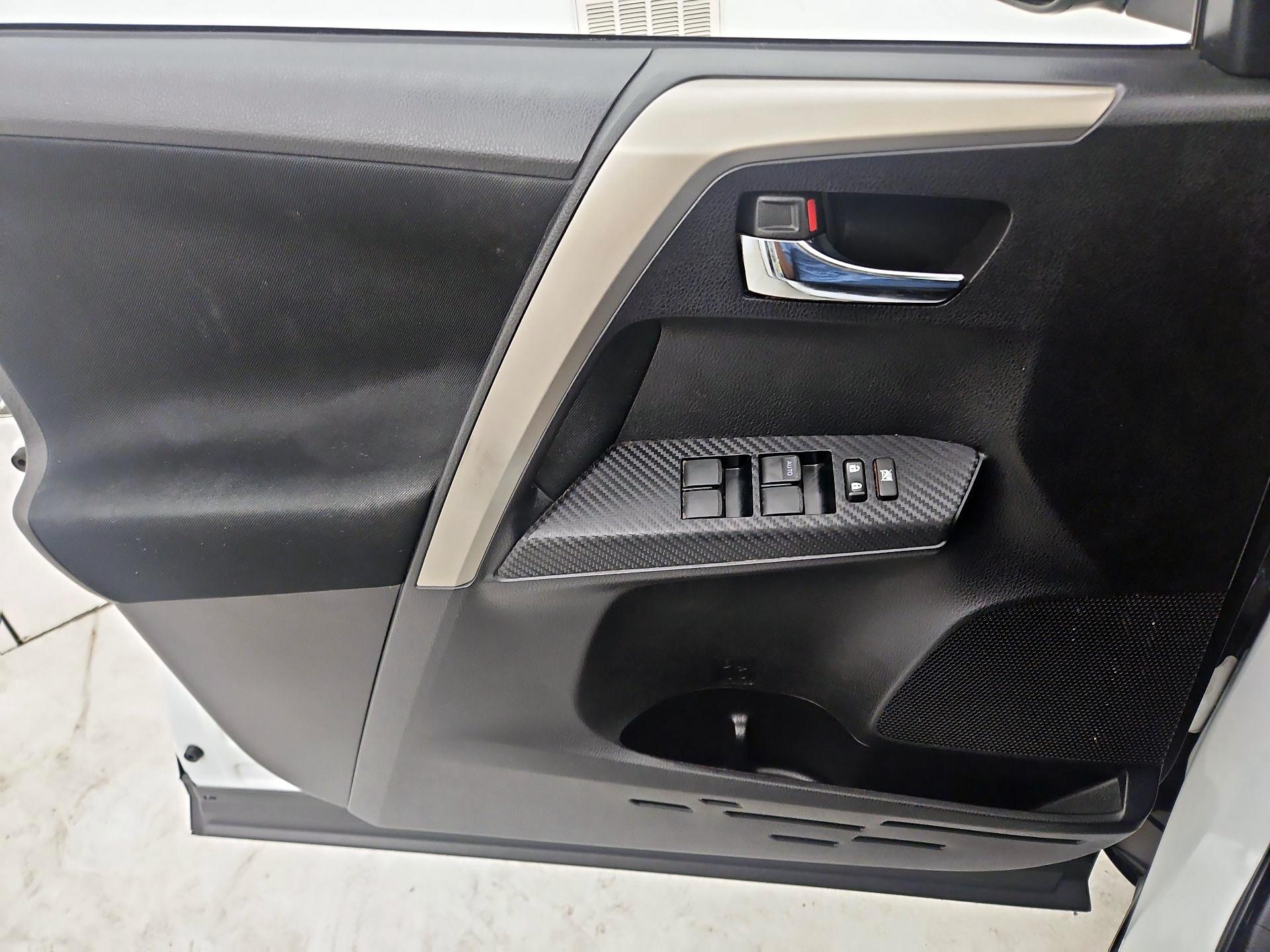 Thumbnail: 2015 Toyota RAV4 - 12