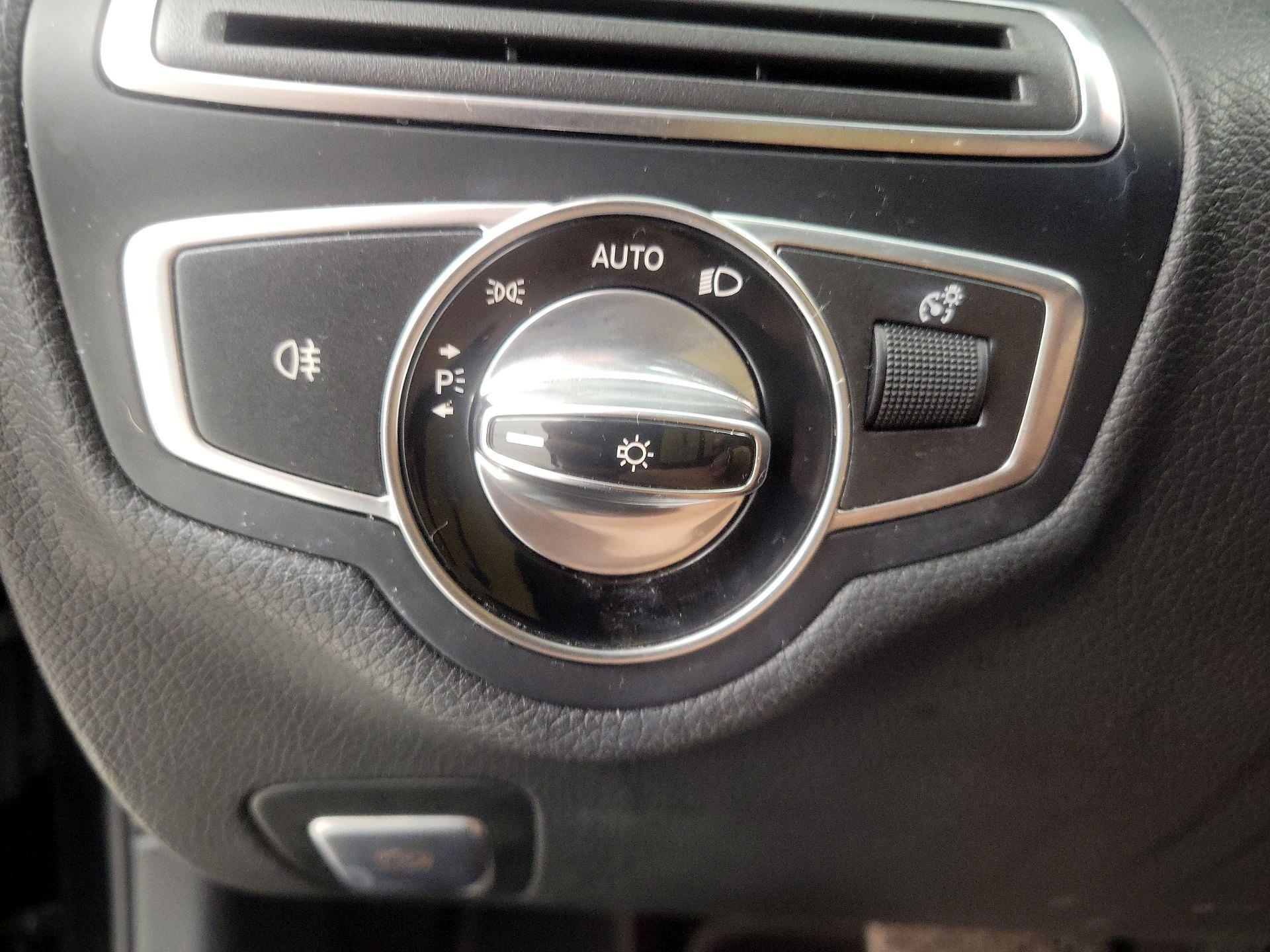 Thumbnail: 2016 Mercedes-Benz C-Class - 13
