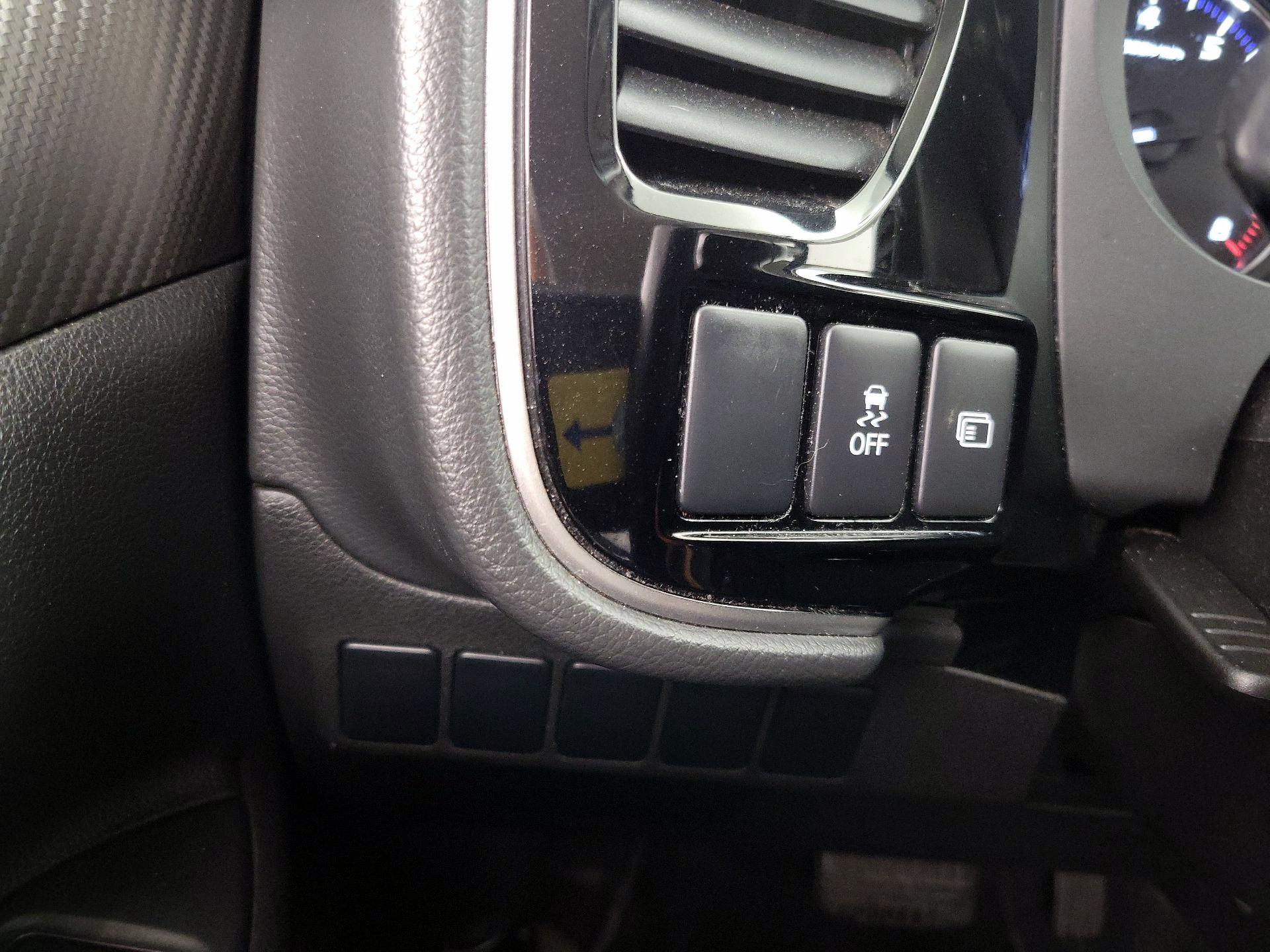 Thumbnail: 2017 Mitsubishi Outlander - 13