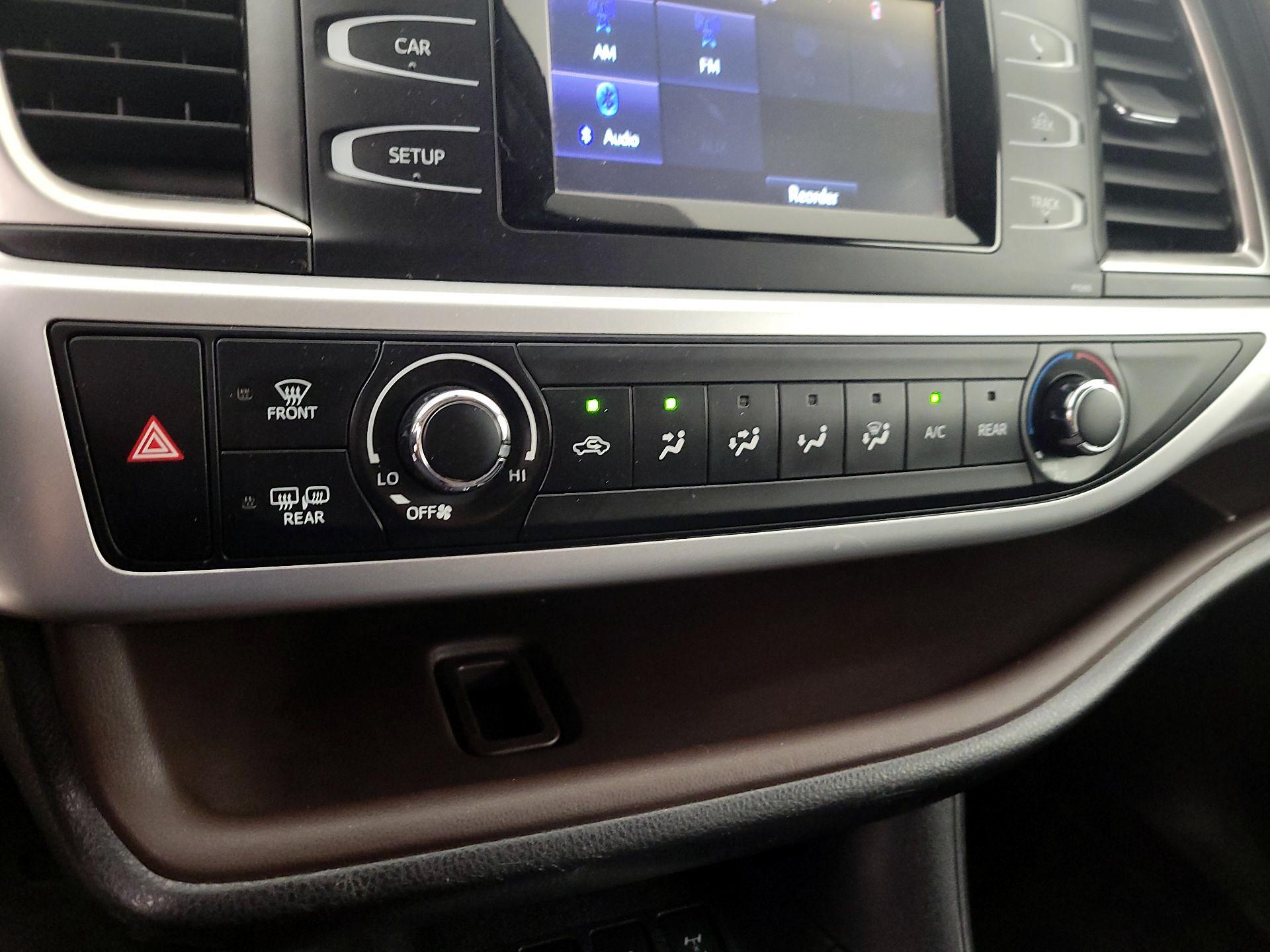 Thumbnail: 2016 Toyota Highlander - 16