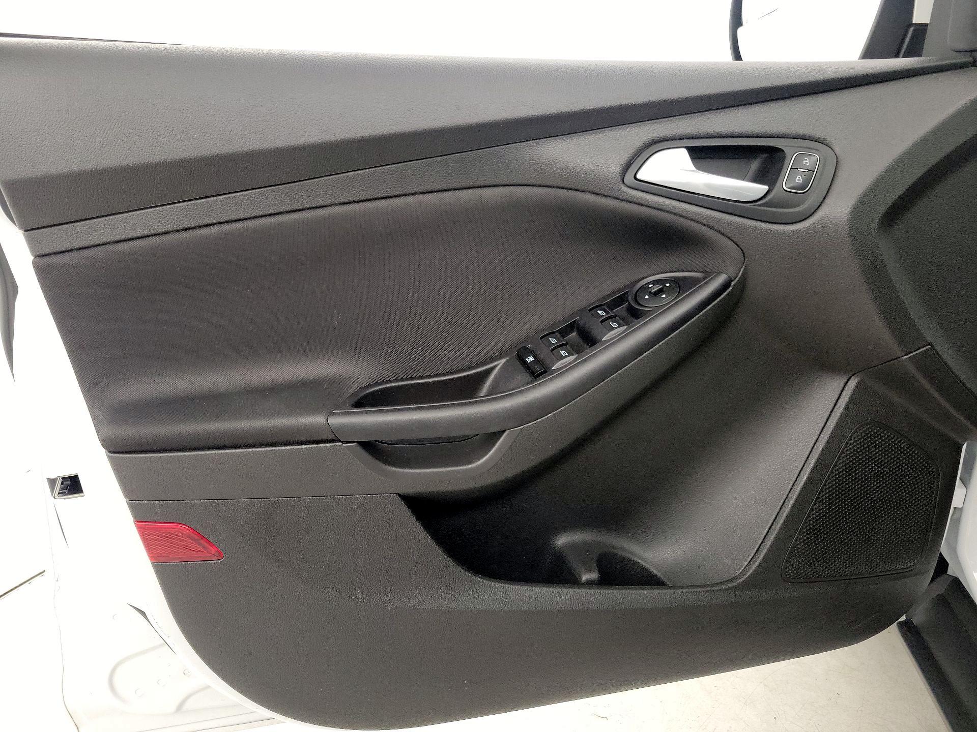 Thumbnail: 2015 Ford Focus - 12