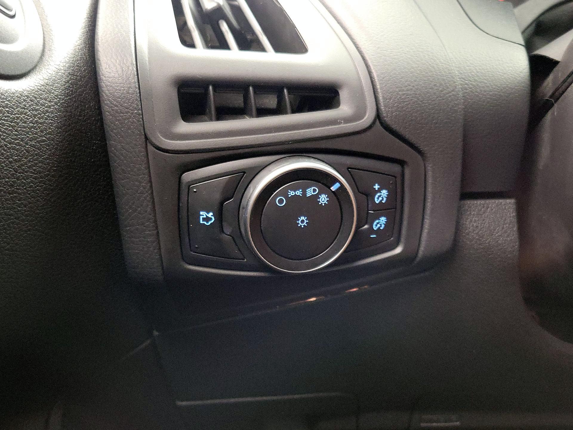 Thumbnail: 2015 Ford Focus - 13
