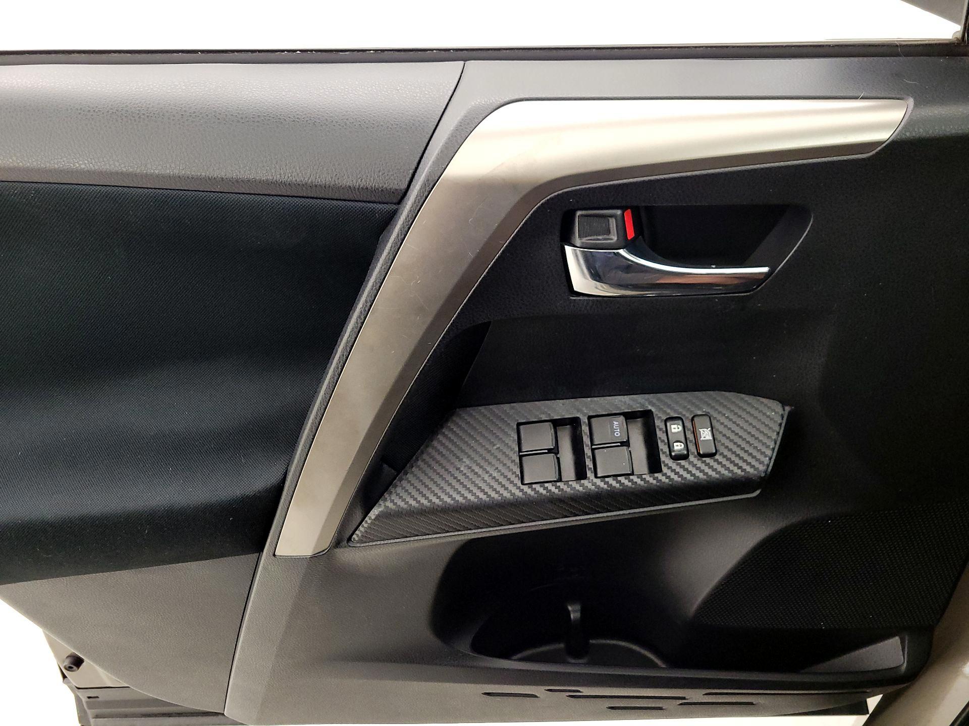 Thumbnail: 2015 Toyota RAV4 - 12