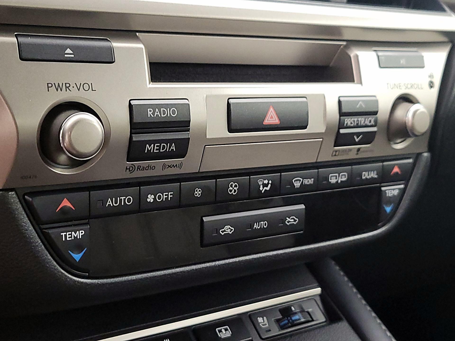 Thumbnail: 2016 Lexus ES - 17