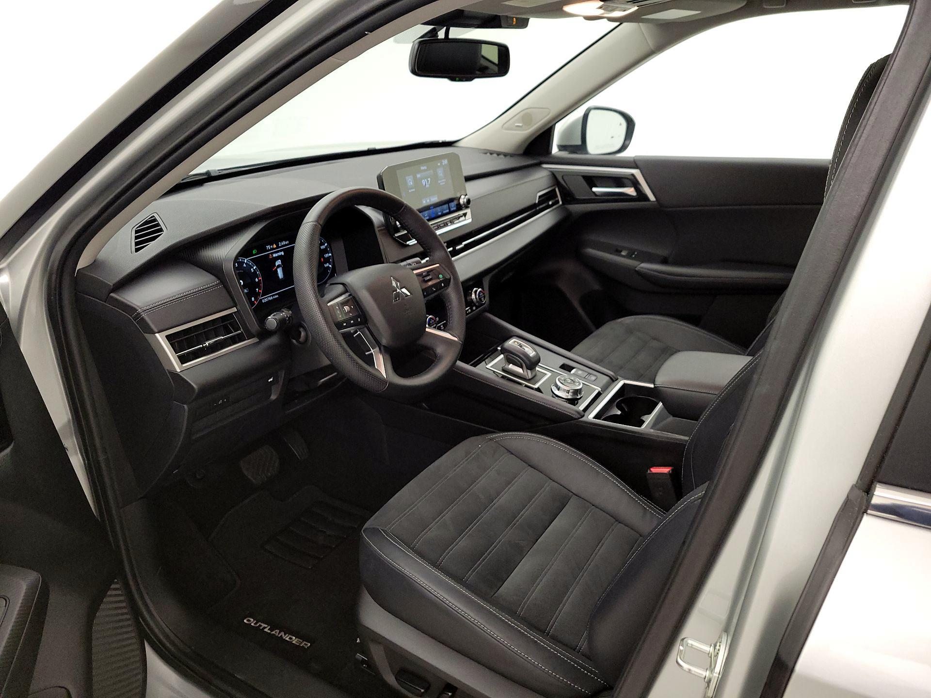 Thumbnail: 2023 Mitsubishi Outlander - 11