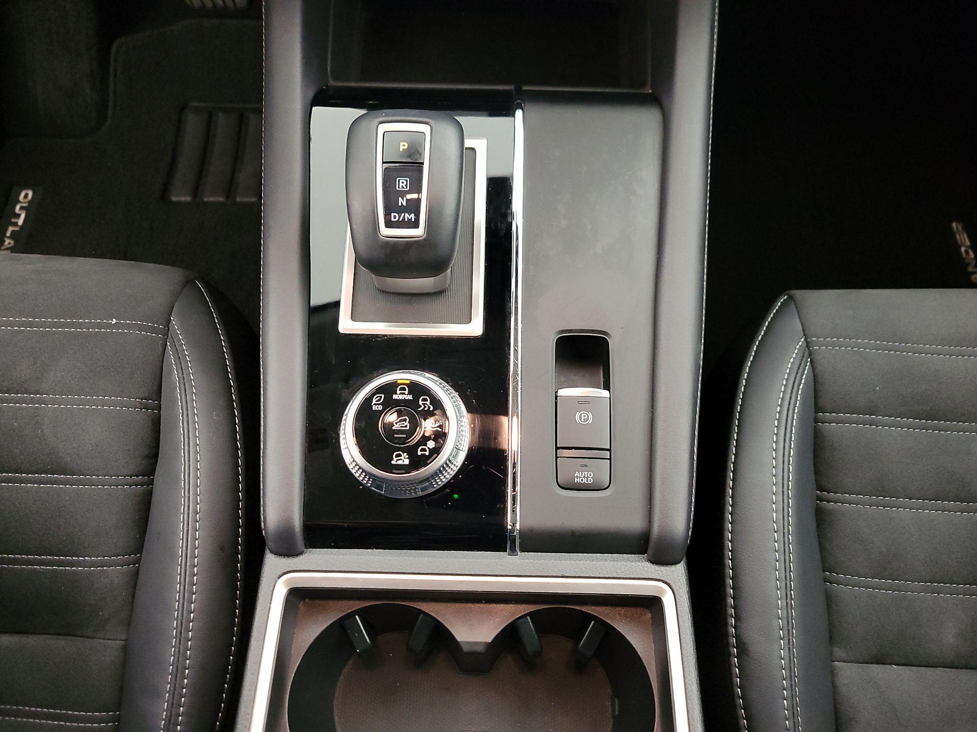 Thumbnail: 2023 Mitsubishi Outlander - 18