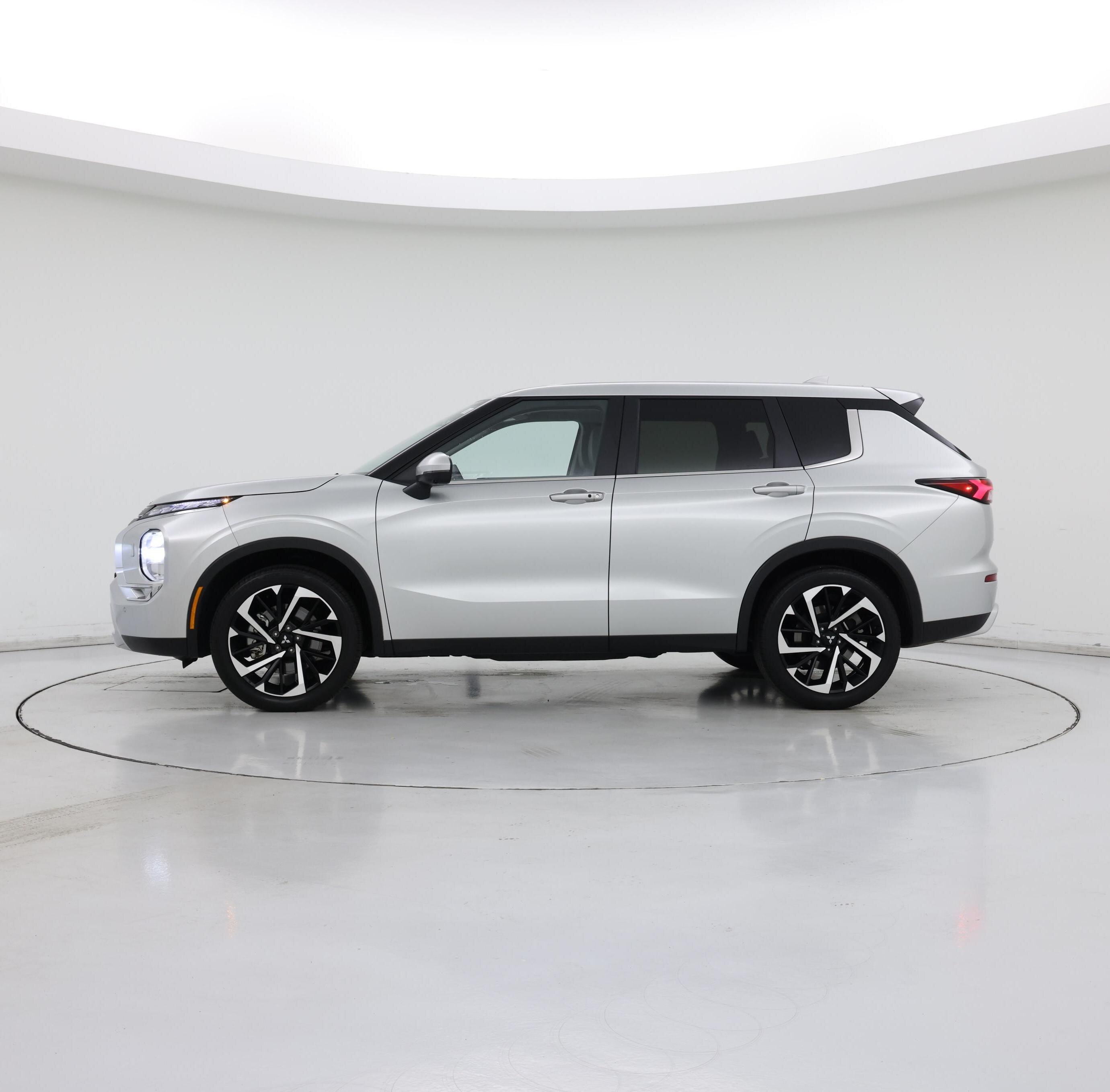 Thumbnail: 2023 Mitsubishi Outlander - 3