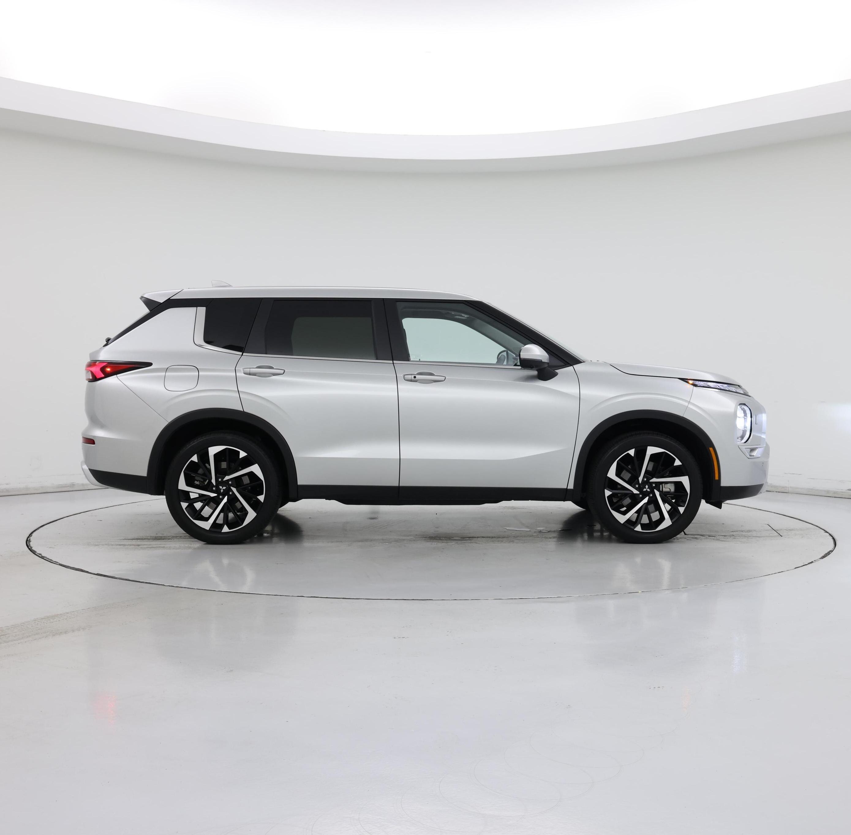 Thumbnail: 2023 Mitsubishi Outlander - 7