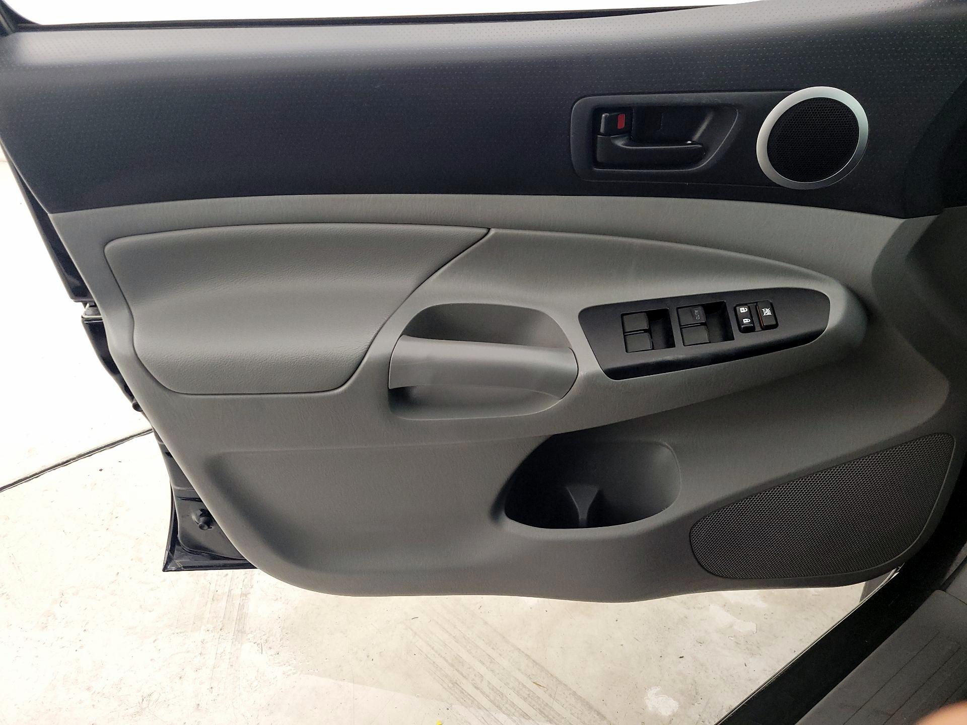 Thumbnail: 2015 Toyota Tacoma - 12