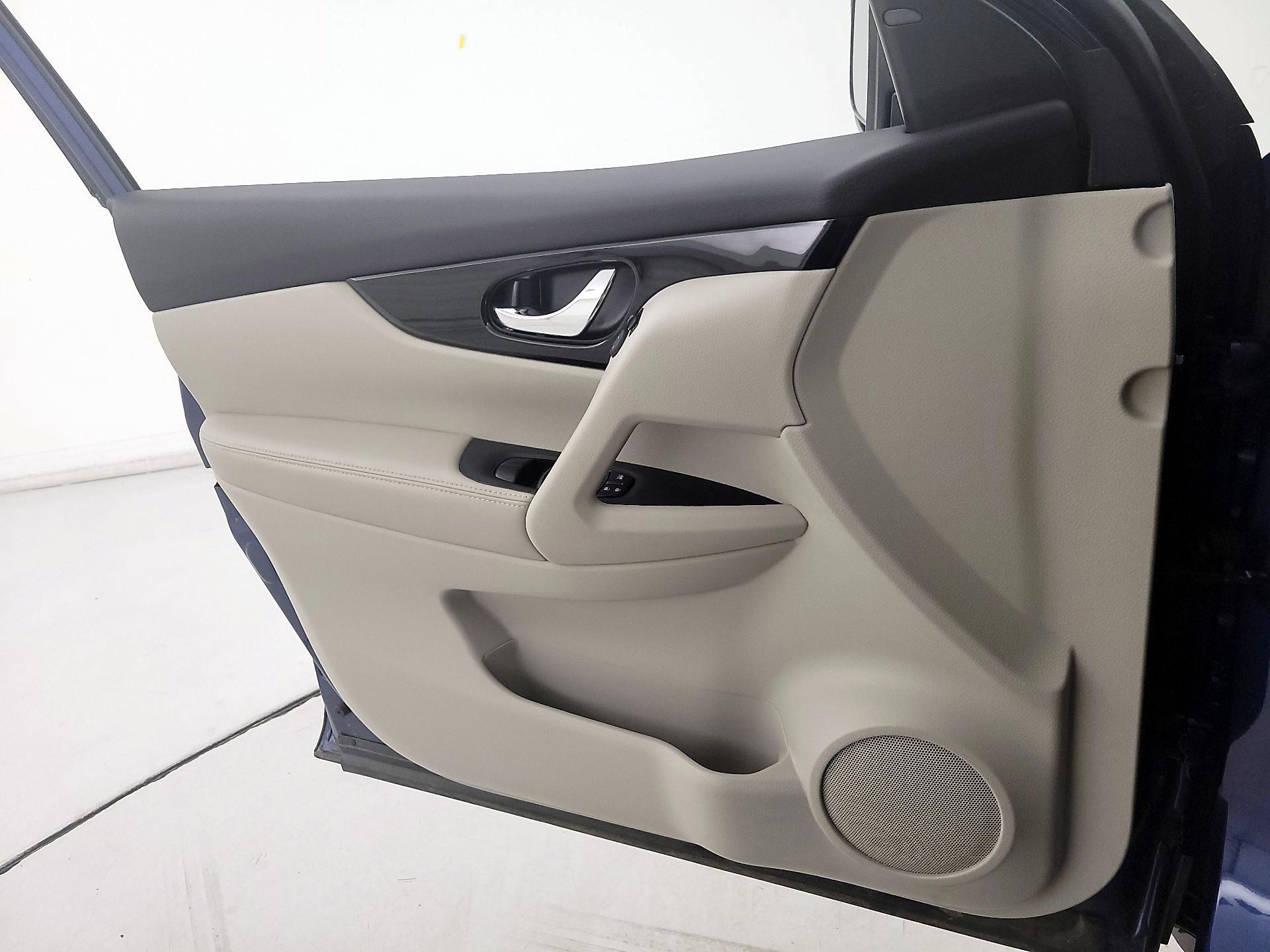 Thumbnail: 2022 Nissan Rogue Sport - 12