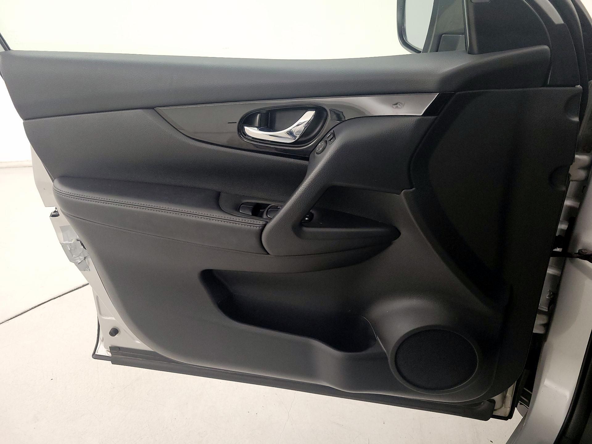 Thumbnail: 2021 Nissan Rogue Sport - 12