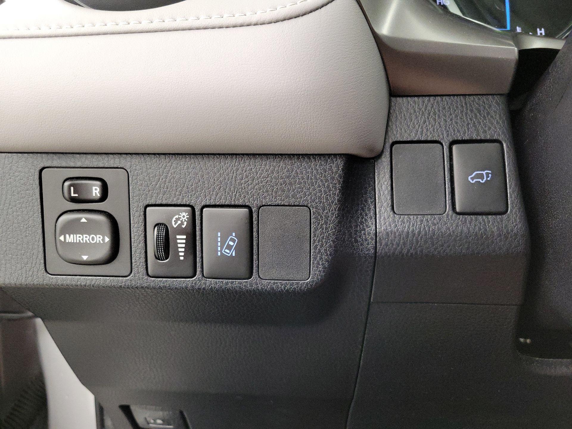 Thumbnail: 2018 Toyota RAV4 - 13