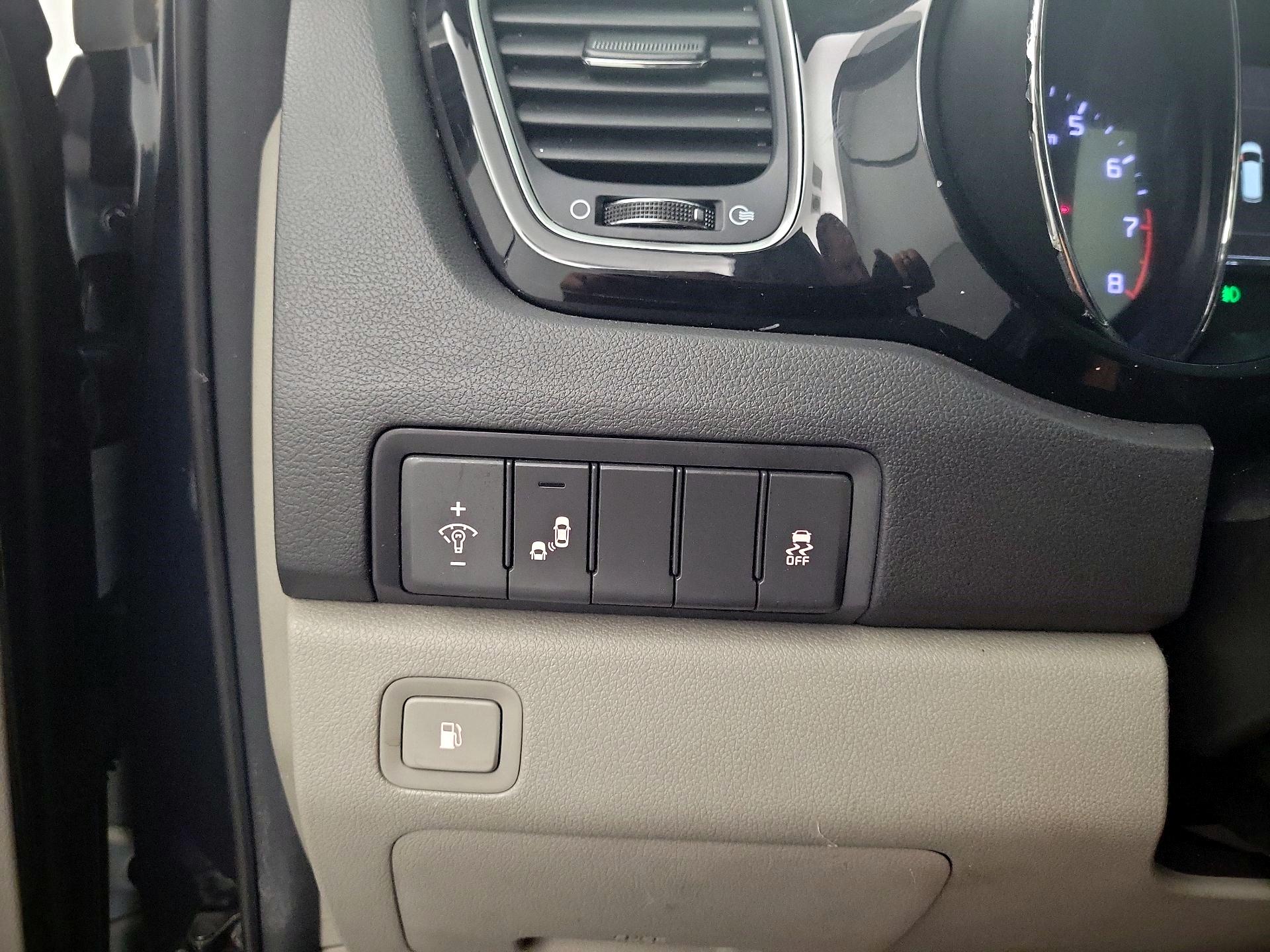 Thumbnail: 2016 Kia Sedona - 11