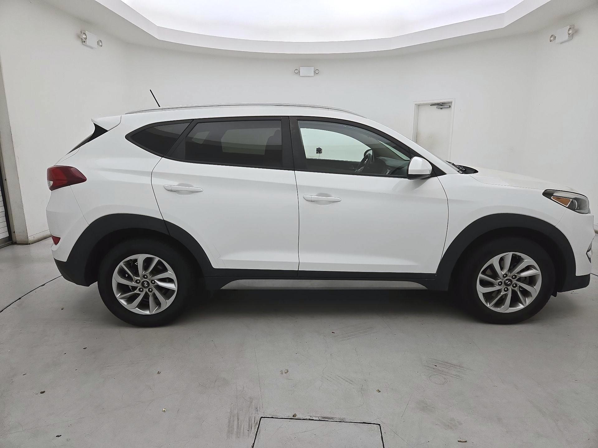 Thumbnail: 2017 Hyundai Tucson - 4