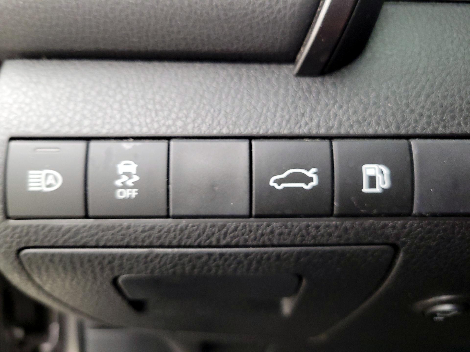 Thumbnail: 2018 Toyota Camry - 13