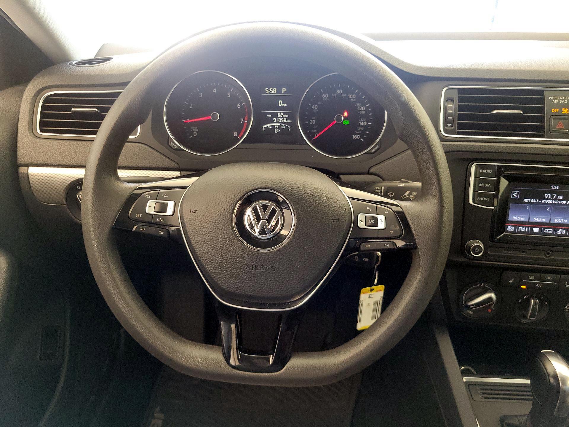 Thumbnail: 2017 Volkswagen Jetta - 10