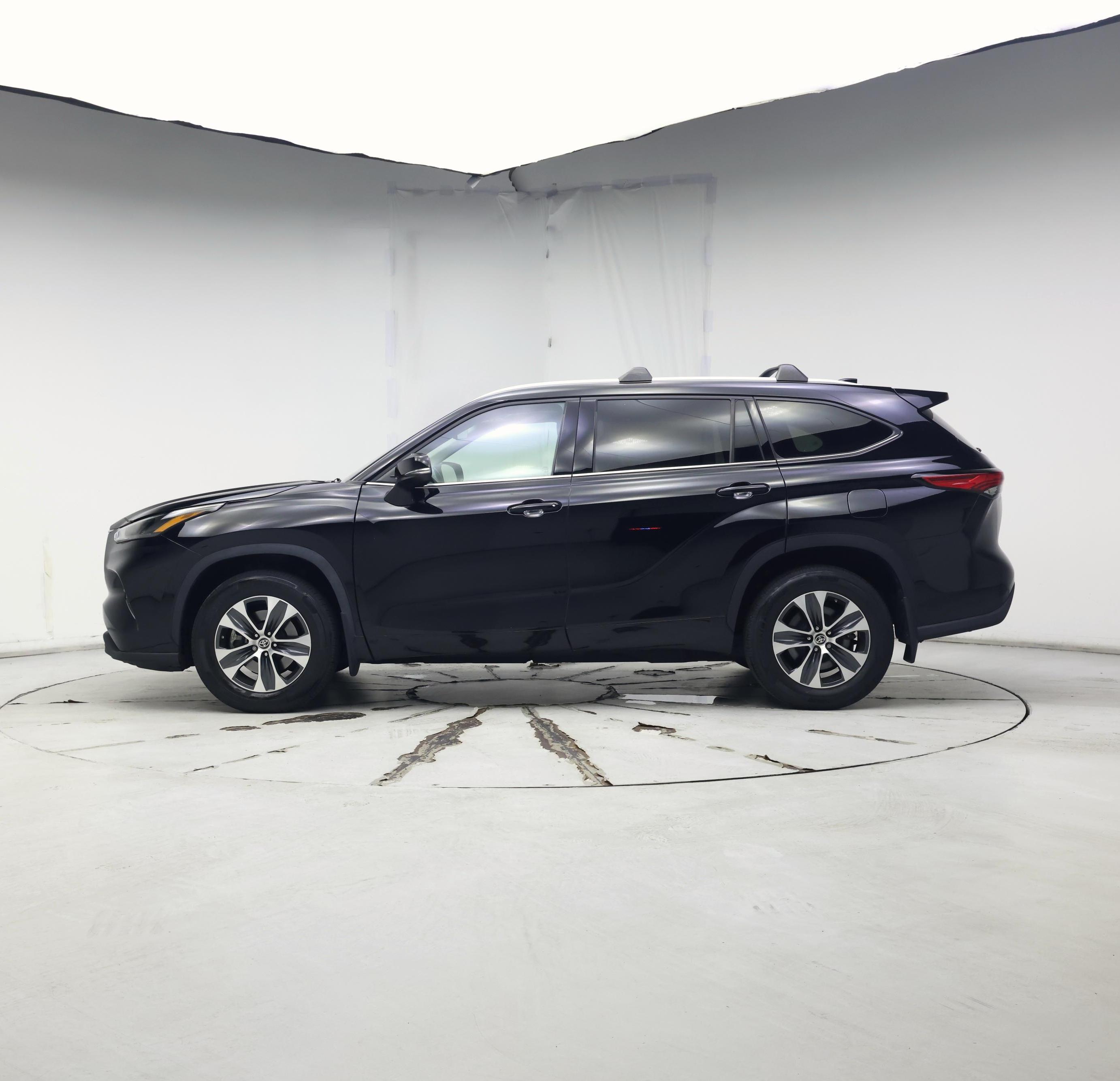 Thumbnail: 2022 Toyota Highlander - 3