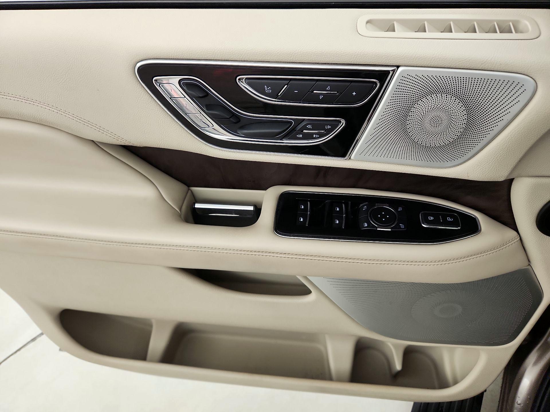 Thumbnail: 2020 Lincoln Navigator L - 12