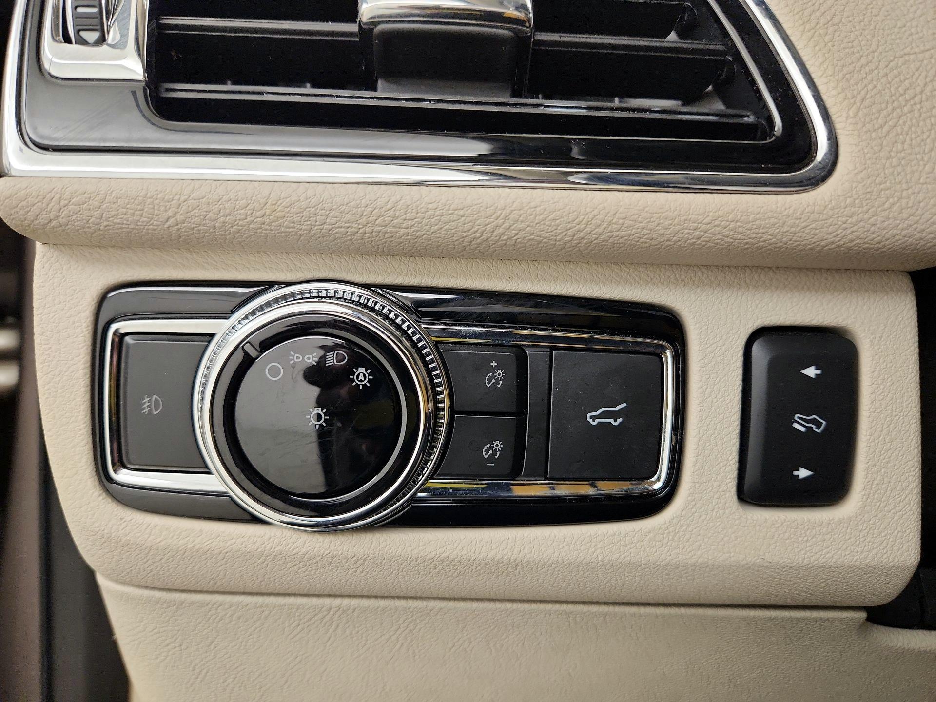 Thumbnail: 2020 Lincoln Navigator L - 13