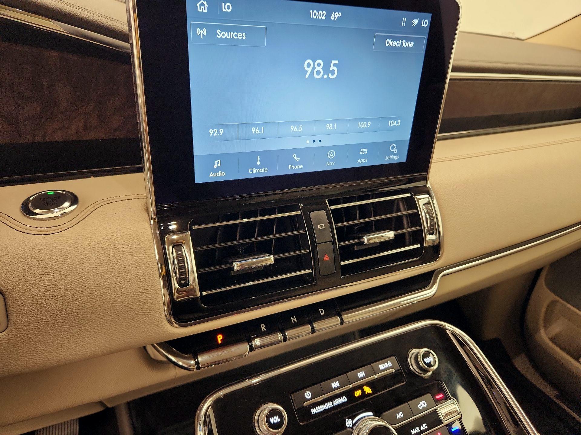 Thumbnail: 2020 Lincoln Navigator L - 16