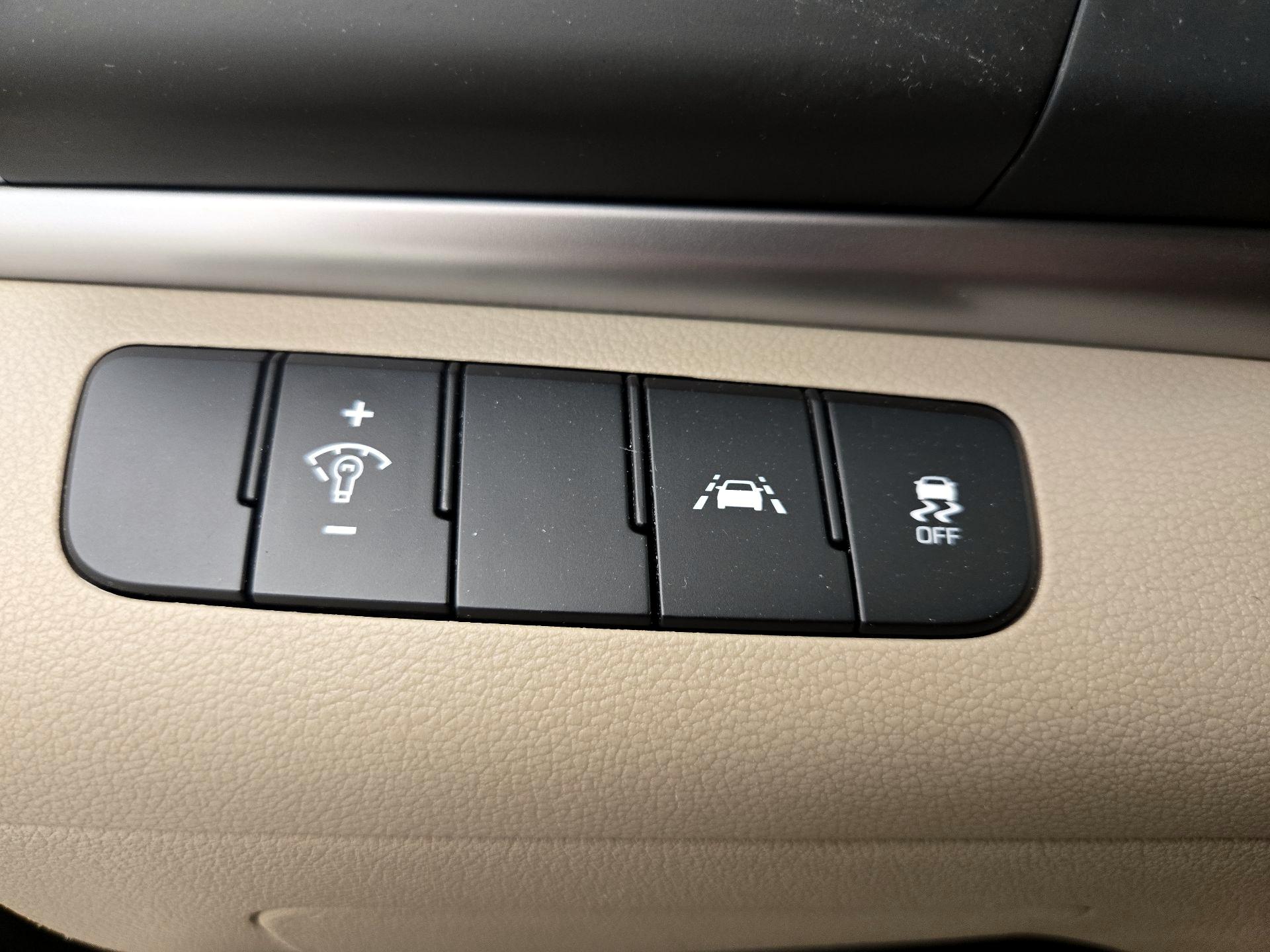 Thumbnail: 2020 Hyundai Elantra - 13