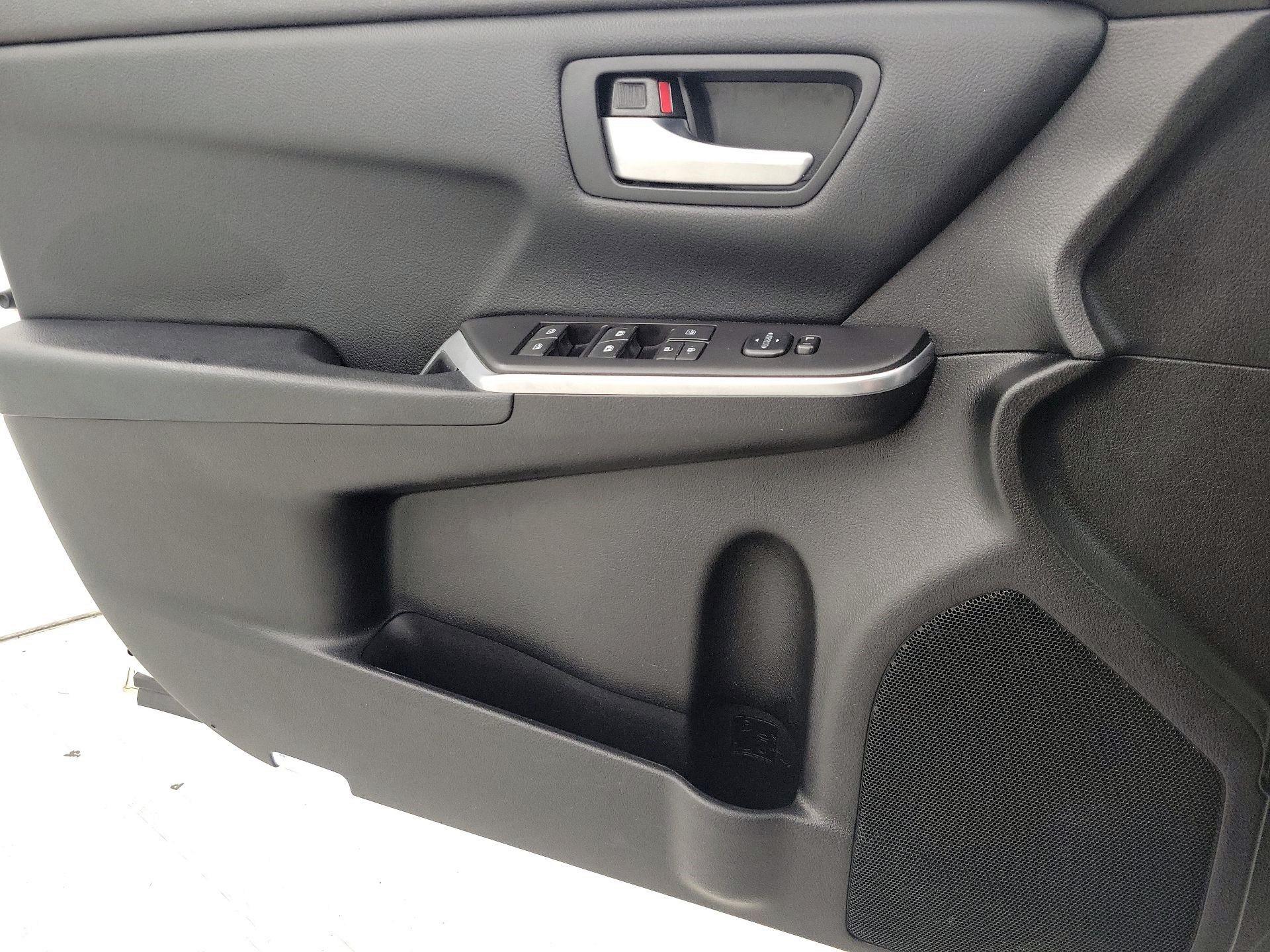Thumbnail: 2016 Toyota Camry - 12