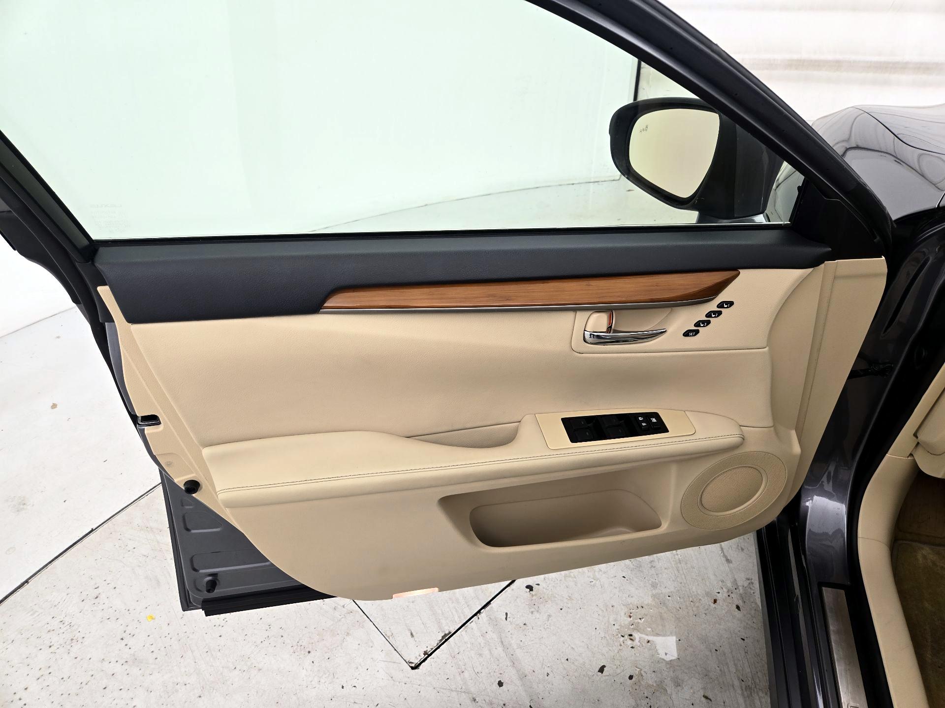 Thumbnail: 2013 Lexus ES - 12