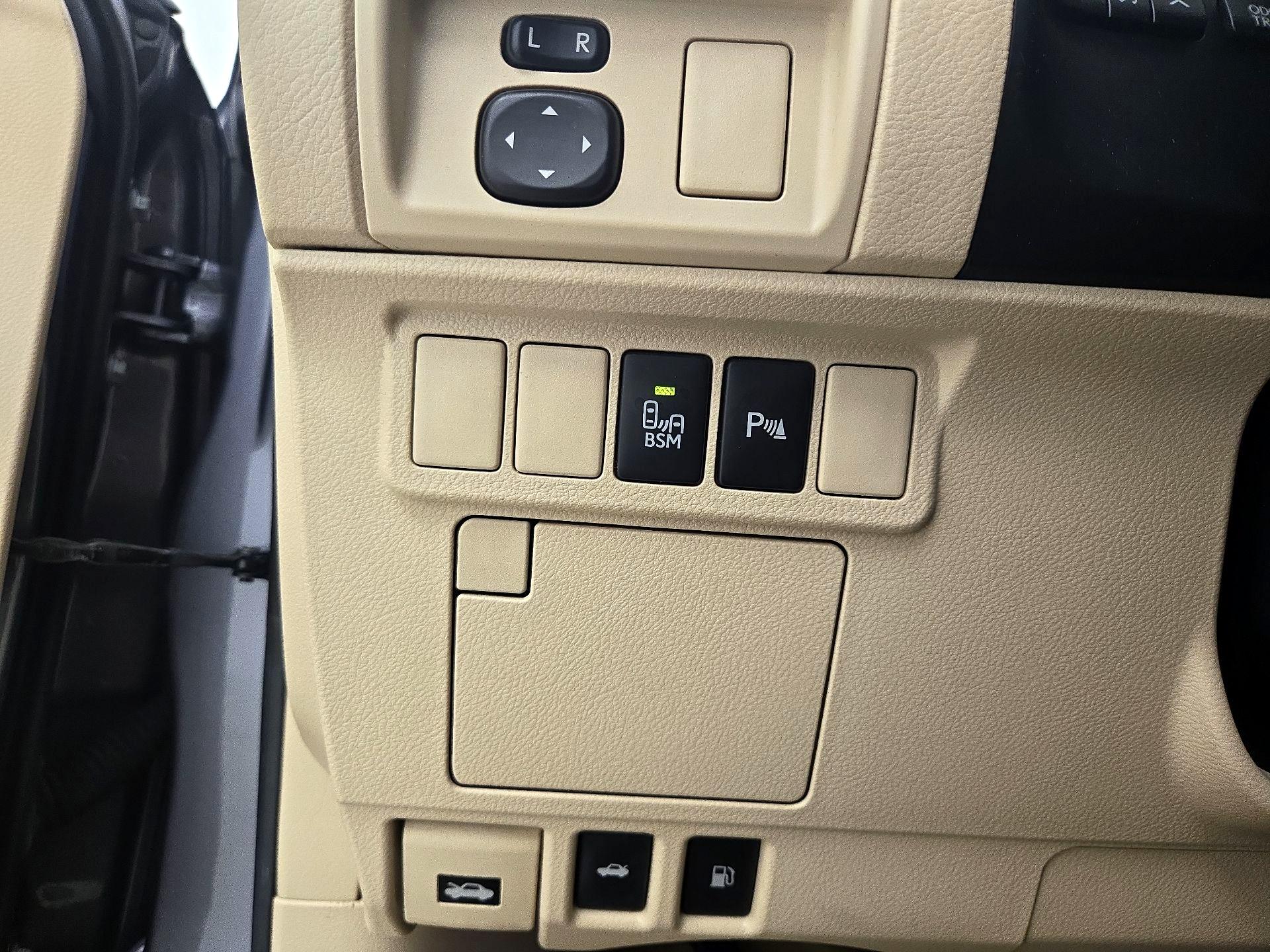 Thumbnail: 2013 Lexus ES - 13