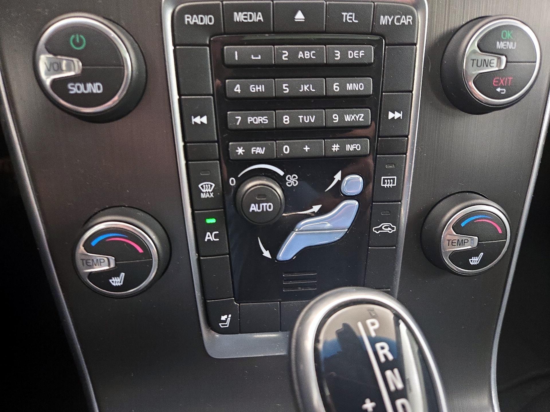 Thumbnail: 2015 Volvo V60 - 15